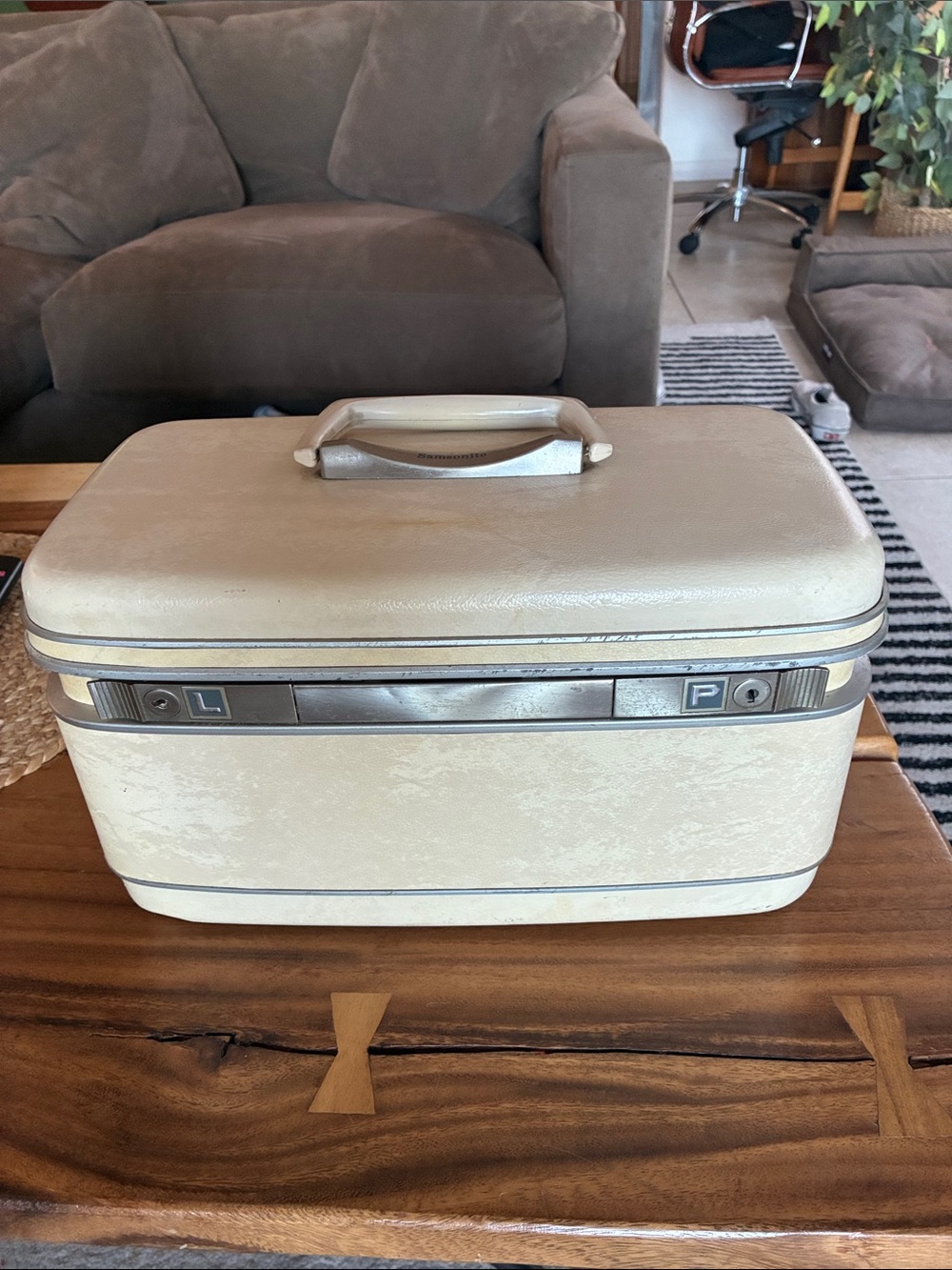 Vintage Samsonite Silhouette Compact Cream Cosmetic Train Case Style 1512